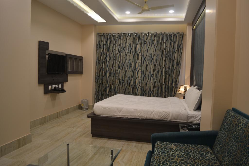 Hotel Madhuvan Palace Varanasi Room photo