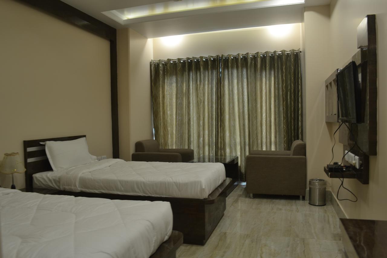 Hotel Madhuvan Palace Varanasi Room photo