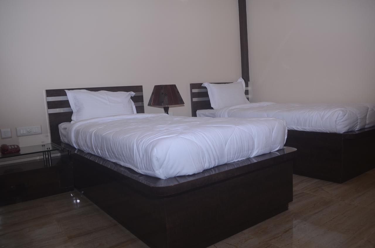 Hotel Madhuvan Palace Varanasi Room photo